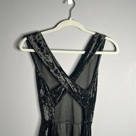 Lulu’s Black Velvet Strappy Fit and Flare Dress Size Medium - Picture 5 of 9